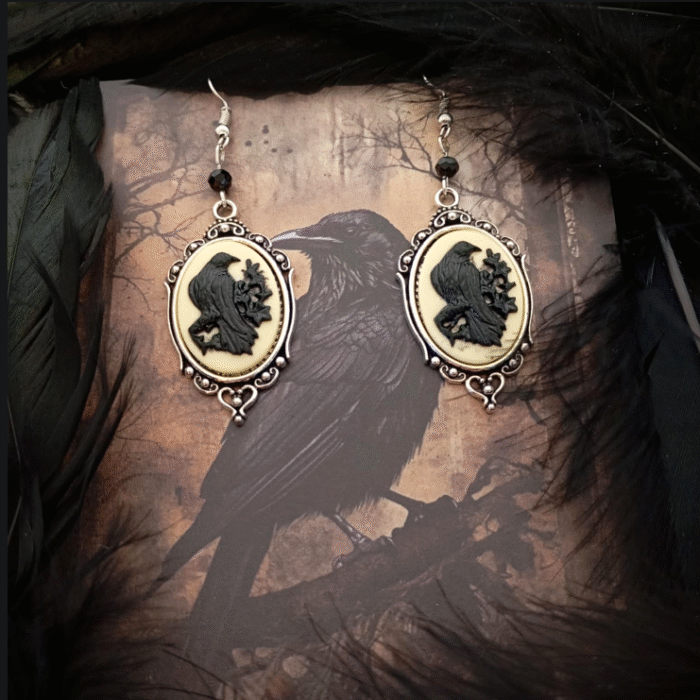 Ασημί Gothic Οβάλ Σκουλαρίκια με Ανάγλυφο Κοράκι